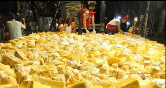 La tabla de quesos m&aacute;s grande del mundo es argentina