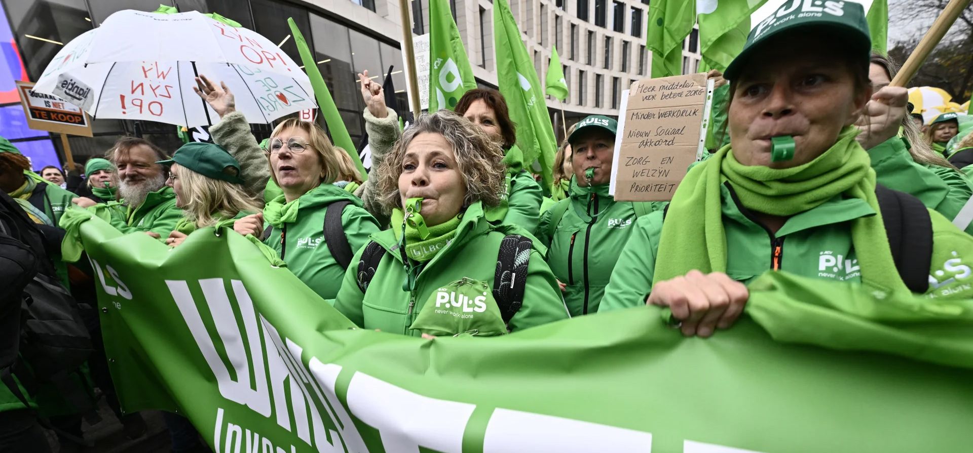 Trabajadores sindicalizados de ACV-CSC marchan durante una manifestación para exigir más fondos para el sector de la salud y el bienestar y contra la escasez de personal en el sector sin fines de lucro, Bruselas, Bélgica. Fotografía: Eric Lalmand/Belga/AFP/Getty Images Trabajadores sindicalizados de ACV-CSC marchan durante una manifestación para exigir más fondos para el sector de la salud y el bienestar y contra la escasez de personal en el sector sin fines de lucro, Bruselas, Bélgica. Fotografía: Eric Lalmand/Belga/AFP/Getty Images