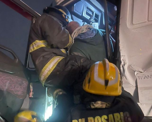El camionero herido debió ser rescatado por los bomberos.