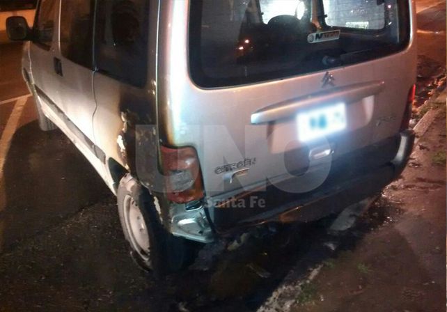 La camioneta quemada a metros del ministerio de Seguridad y el Cuartel de Bomberos