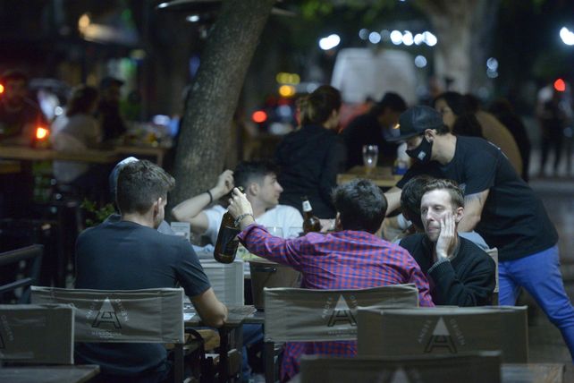Bares y restaurantes piden extender horario de atención.