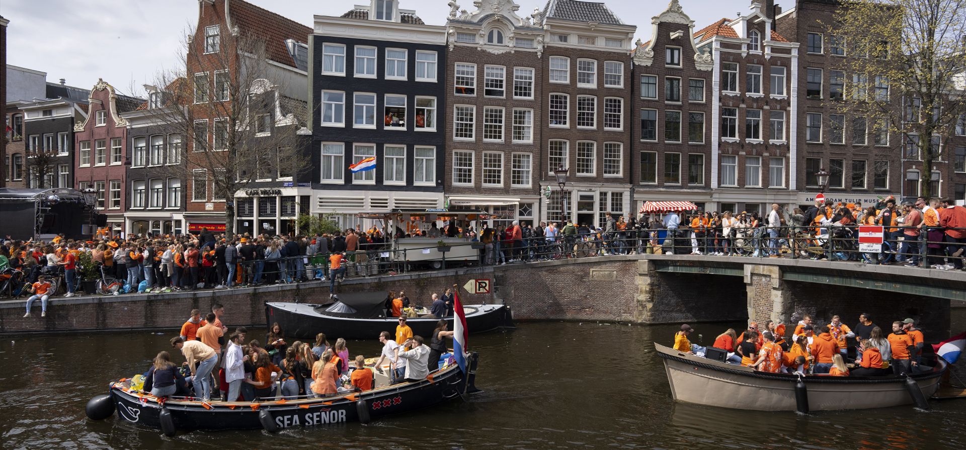 Celebración del Día del Rey en Ámsterdam, Países Bajos, el jueves 27 de abril de 2023. Los Países Bajos celebraron el 56º cumpleaños del rey Willem-Alexander de la Casa de Orange con mercados callejeros, fiestas y pasteles, incluso cuando las encuestas mostraron la popularidad en declive del monarca. (Foto AP/Peter Dejong)