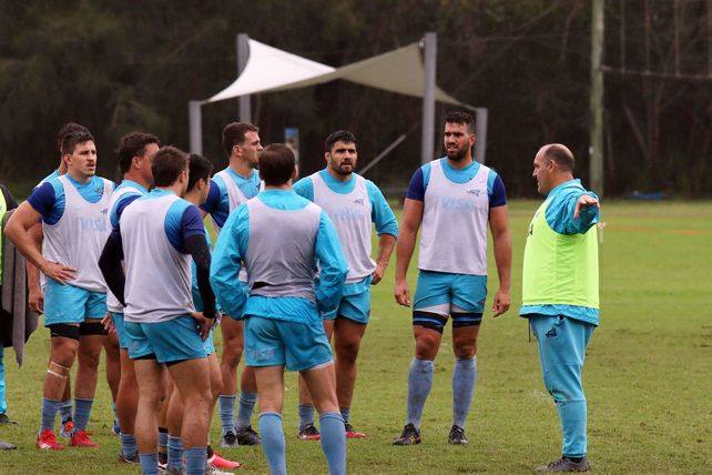 Bajo una intensa lluvia