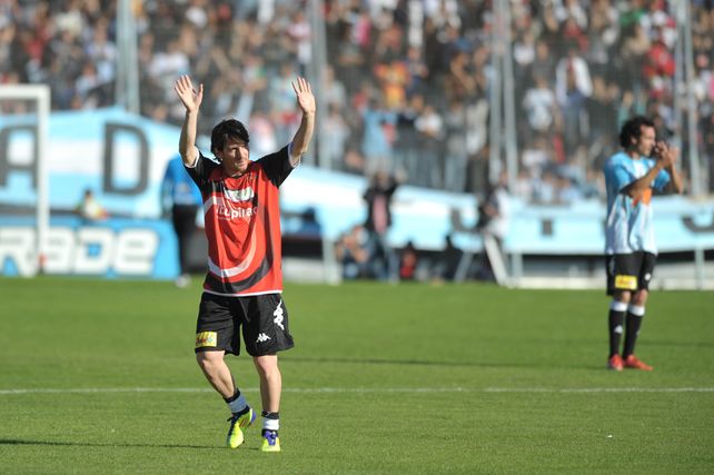 Messi saluda a los hinchas que lo ovacionaron en el Coloso en 2011. Este jueves quieren volver a verlo.&nbsp;