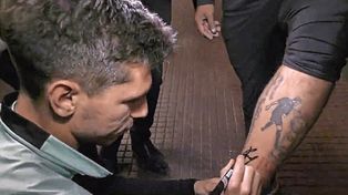 VIDEO: Mura le firmó autógrafos a los hinchas de Colón