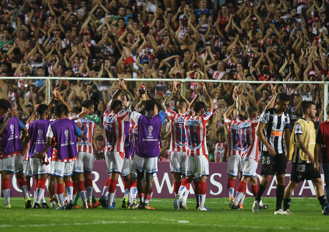 VIDEO: El plantel de Unión salió a saludar a la hinchada que se agolpó en la concentración