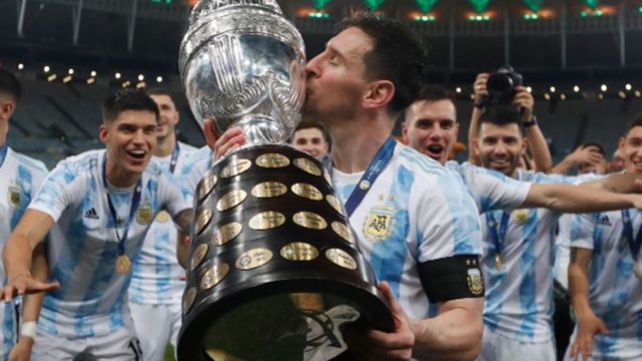 El capitán Lionel Messi besa la Copa América en Brasil 2021. El rosarino condujo al título a la albiceleste después de 28 años.
