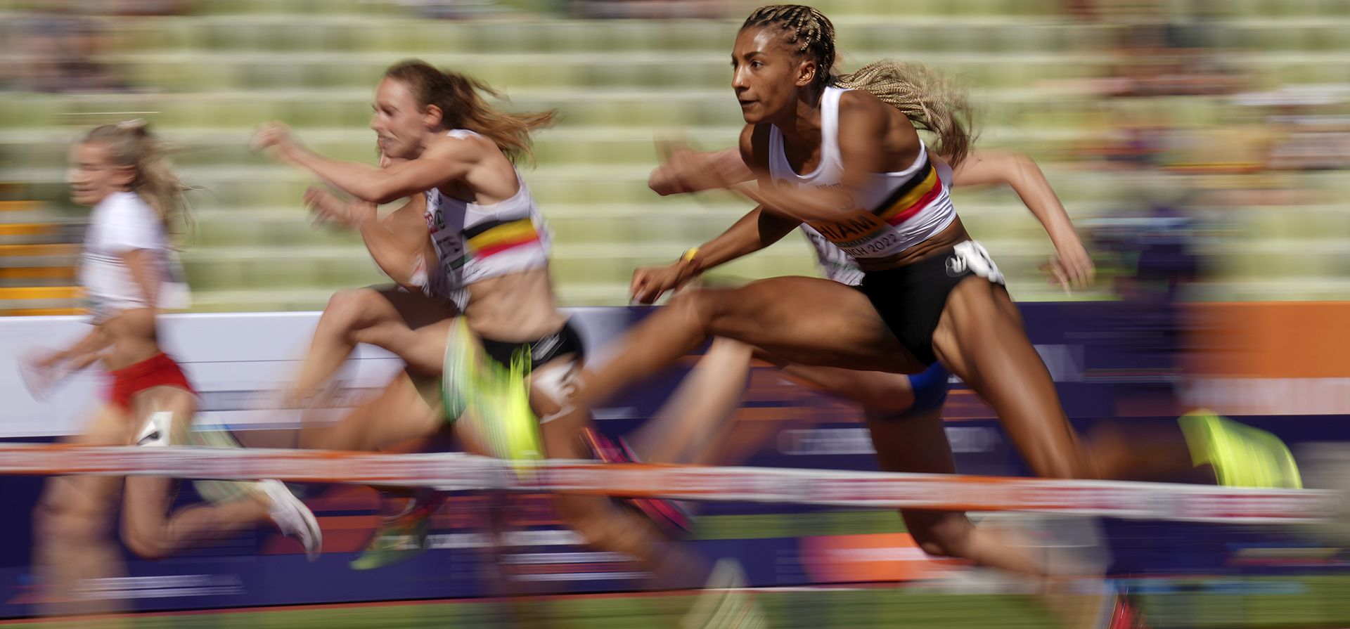 Nafissatou Thiam, de Bélgica, compite en una serie de heptatlón femenino de 100 metros con vallas durante la competencia de atletismo en el Estadio Olímpico de la Eurocopa en Múnich, Alemania, el miércoles 17 de agosto de 2022.