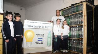 Un refugio y un litro de luz, con materiales de desecho