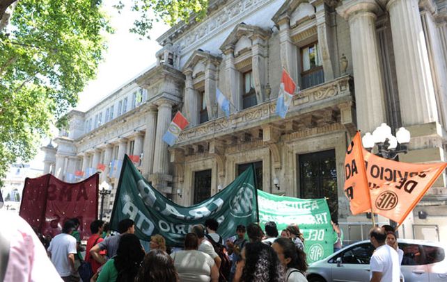 Unidad. Los gremios de la administración pública provincial se niegan a esperar al 2014 para obtener otro aumento y prometen dar pelea en conjunto. (foto: Celina Mutti Lovera)