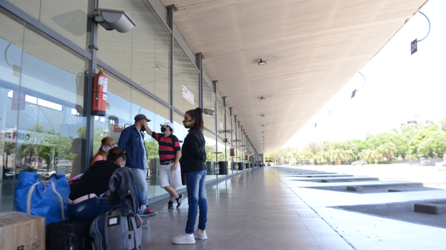 Una familia espera para viajar a Corrientes.