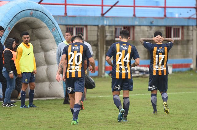 Tras la caída, el plantel de Central camina al vestuario con mucha preocupación. El equipo era dirigido por Chamot.