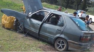 Dejó que su hija de 9 años manejara y chocó el auto contra una rocas