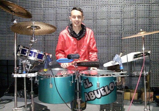 Al ritmo de la cumbia. El guardameta del elenco de Anacleto Medina junto a su timbal de Grupo Alegría.