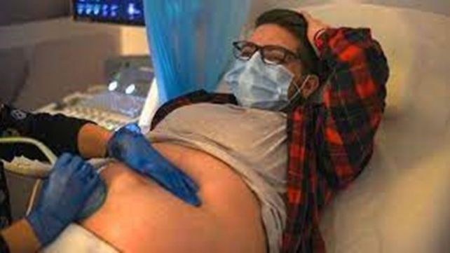 Dio a luz el hombre trans que estaba embarazado y conmocionó a España