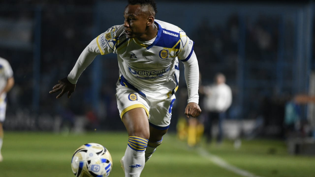 Jaminton Campaz volvió a ser titular en Central.