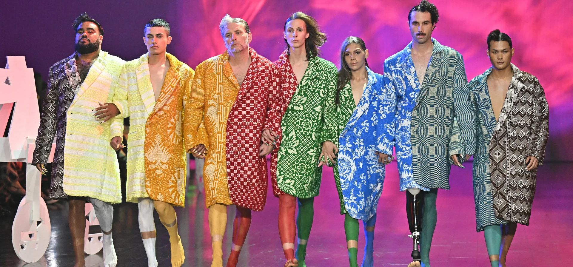Modelos caminan por la pasarela durante el desfile de Iordanes Spyridon Gogos en la semana de la moda australiana 2025 en Carriageworks, Sídney, Australia. Fotografía: James Gourley/Getty Images Modelos caminan por la pasarela durante el desfile de Iordanes Spyridon Gogos en la semana de la moda australiana 2025 en Carriageworks, Sídney, Australia. Fotografía: James Gourley/Getty Images