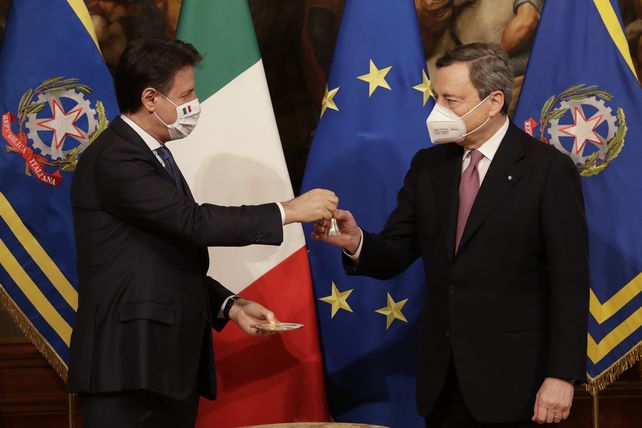 Traspaso. Giuseppe Conte le entrega a Mario Draghi una pequeña campanita que simboliza el cargo de primer ministro.&nbsp;