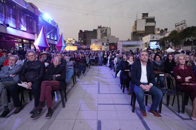 Claudia Piñeiro abrió la Feria del Libro con frases urgentes y dijo que en Rosario no se puede respirar