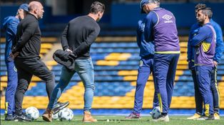 El presidente de Central, Gonzalo Belloso, junto al DT Matías Lequi y el cuerpo técnico auriazul.
