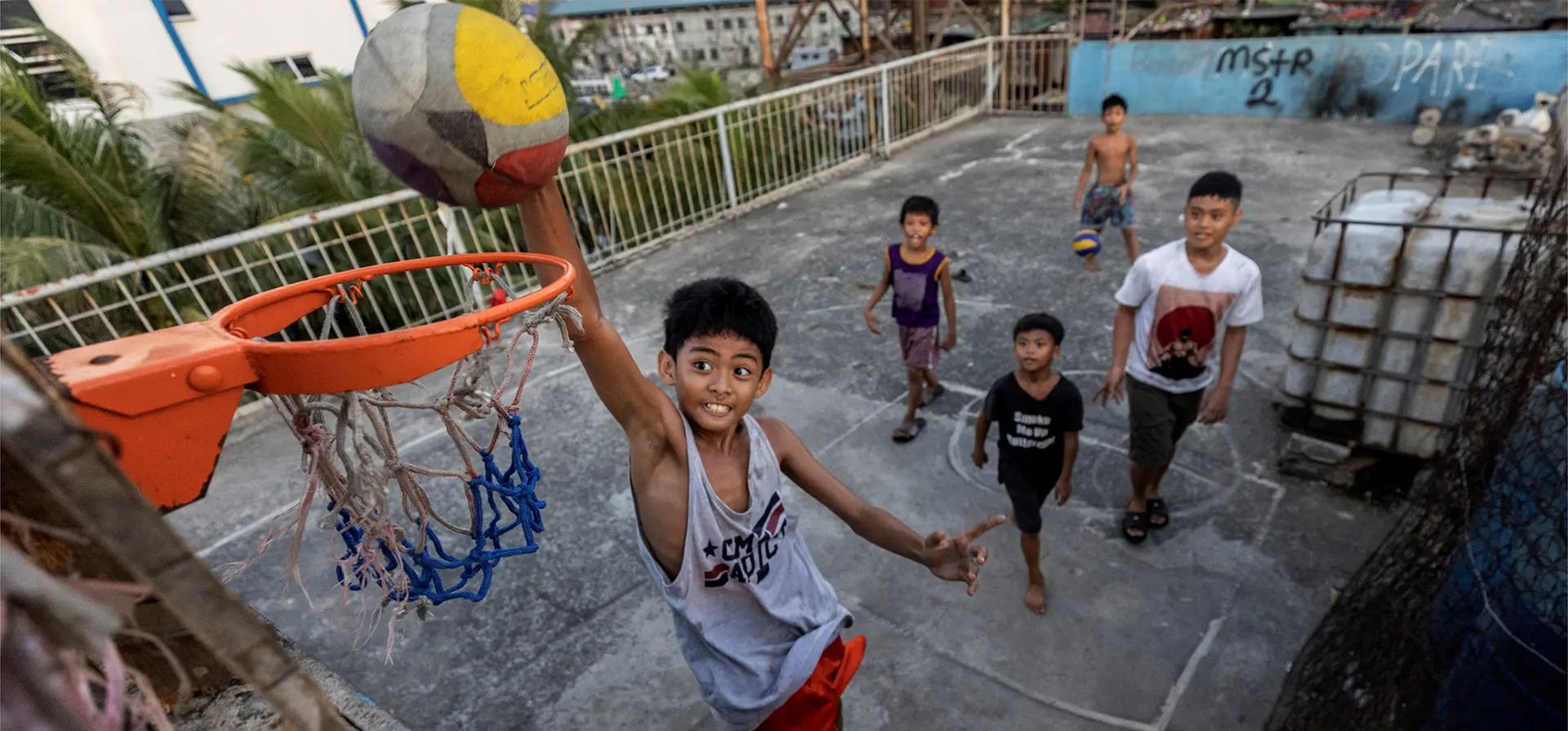 Manila, Filipinas. Niños juegan baloncesto en la azotea de viviendas de vecindad en Tondo. Fotografía: Eloisa Lopez/Reuters Manila, Filipinas. Niños juegan baloncesto en la azotea de viviendas de vecindad en Tondo. Fotografía: Eloisa Lopez/Reuters