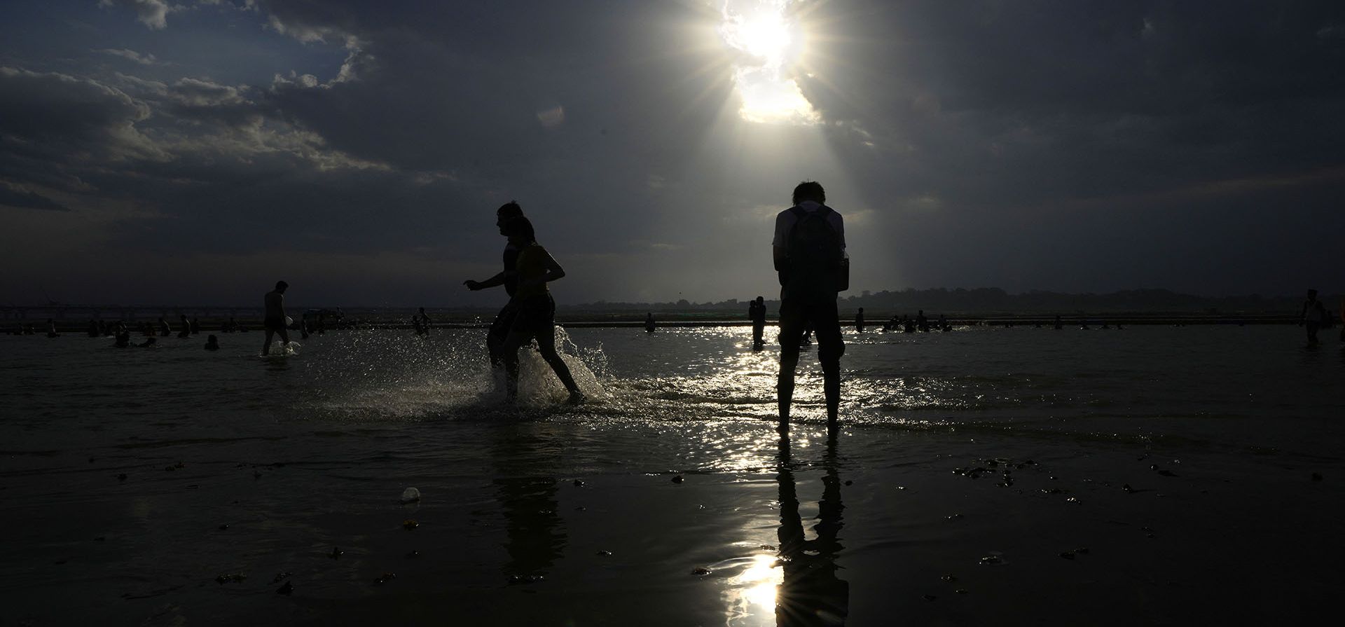 Devotos hindúes realizan rituales matutinos en Sangam, la confluencia de los ríos Ganges y Yamuna, en Prayagraj, en el norteño estado indio de Uttar Pradesh, India, el lunes 5 de junio de 2023. (Foto AP/Rajesh Kumar Singh) Devotos hindúes realizan rituales matutinos en Sangam, la confluencia de los ríos Ganges y Yamuna, en Prayagraj, en el norteño estado indio de Uttar Pradesh, India, el lunes 5 de junio de 2023. (Foto AP/Rajesh Kumar Singh)