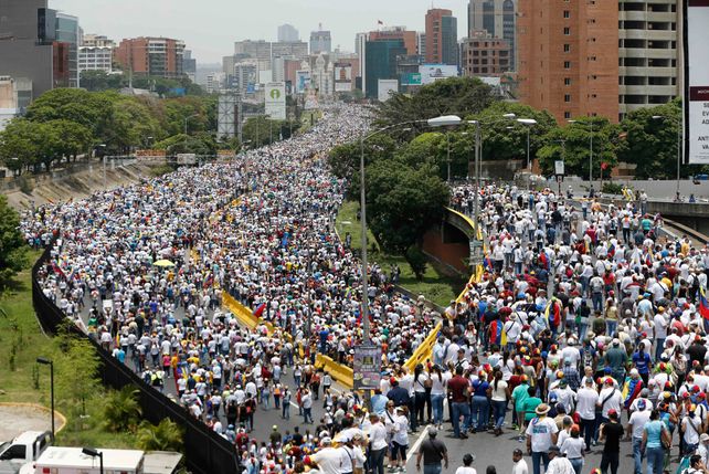 Caracas quedó partida en dos con las multitudinarias manifestaciones opositoras y el masivo acto de Maduro.