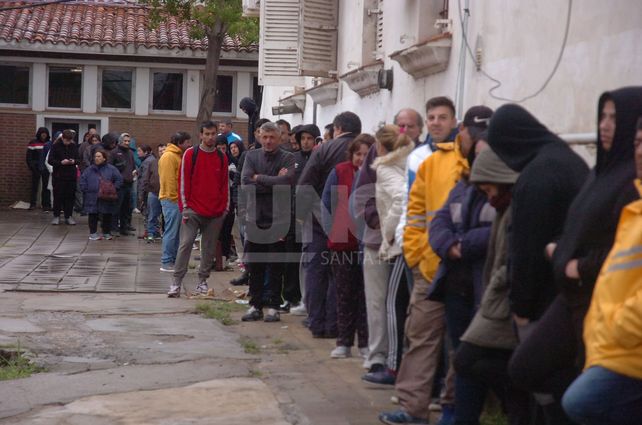 La larga cola en el vacunatorio del hospital Iturraspe.&nbsp;