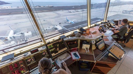 Controladores aéreos en conflicto ponen en vilo a turistas