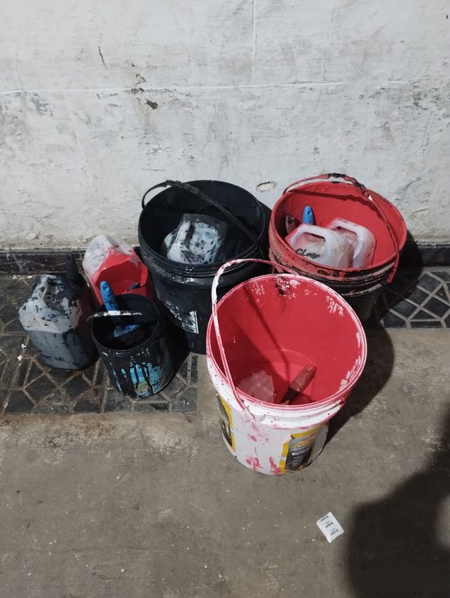 Detuvieron a diez personas por pintadas futboleras en columnas del alumbrado público