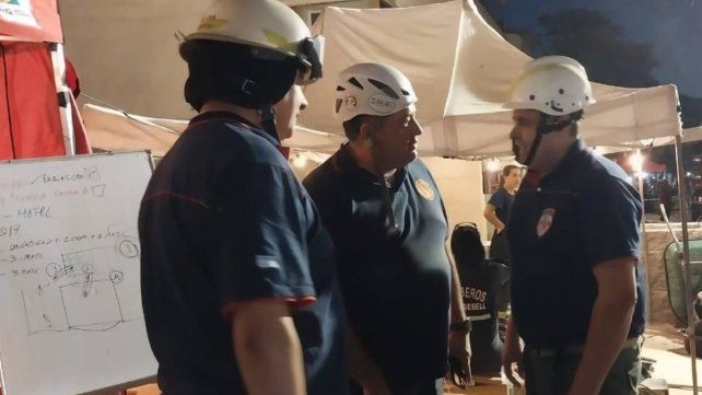 Mendoza (der.) se encuentra trabajando en Villa Gesell.