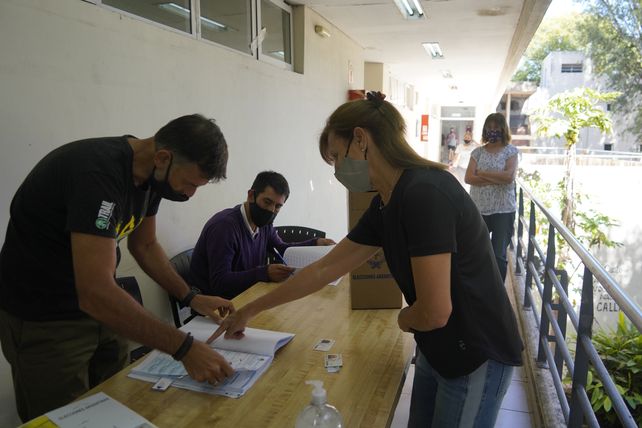 Palo a palo: Seisas y Cavatorta disputan voto a voto en Rosario