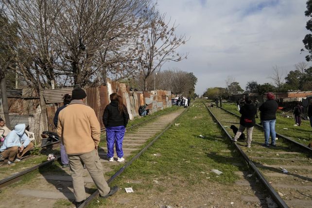 Investigan la muerte de un hombre hallado sobre las vías del tren en zona noroeste