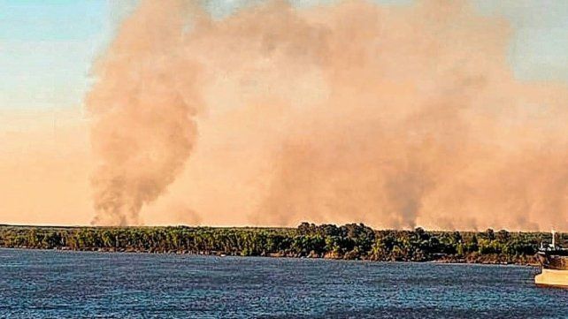 Volvieron los incendios en las islas entrerrianas frente al Gran Rosario.