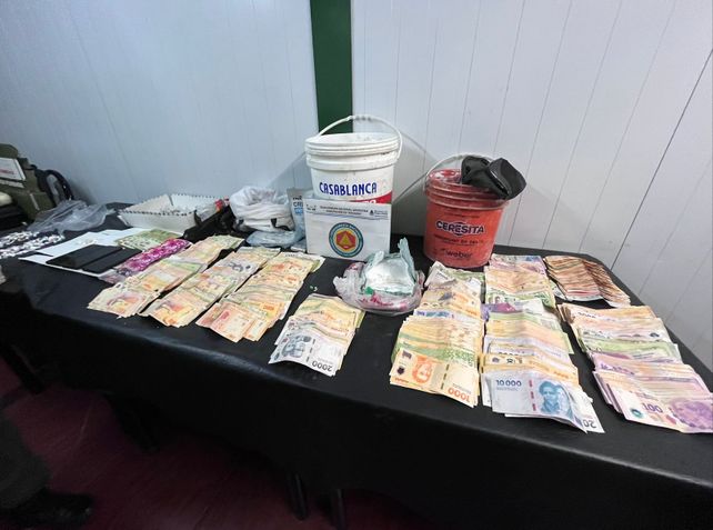 Drogas y dinero decomisados por Gendarmería.