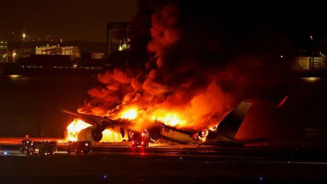Un avión chocó contra otra en Japón y hay desaparecidos.