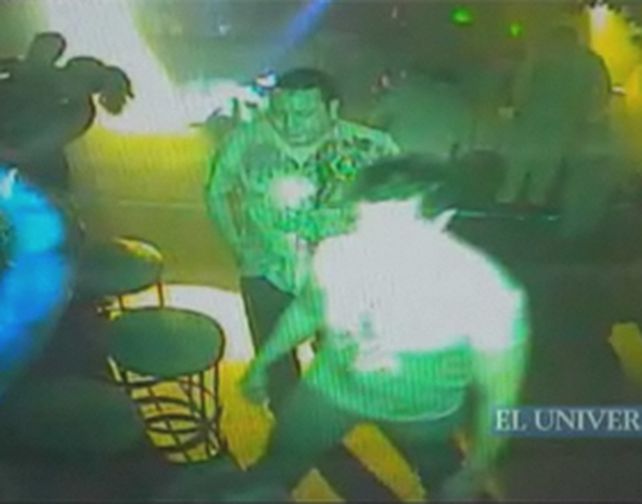 Un video muestra c&oacute;mo fue la agresi&oacute;n a Caba&ntilde;as en el ba&ntilde;o de un bar mexicano