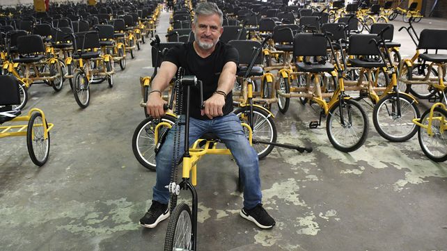 Jean Maggi en su fábrica de bicicletas adaptadas para personas con discapacidades.
