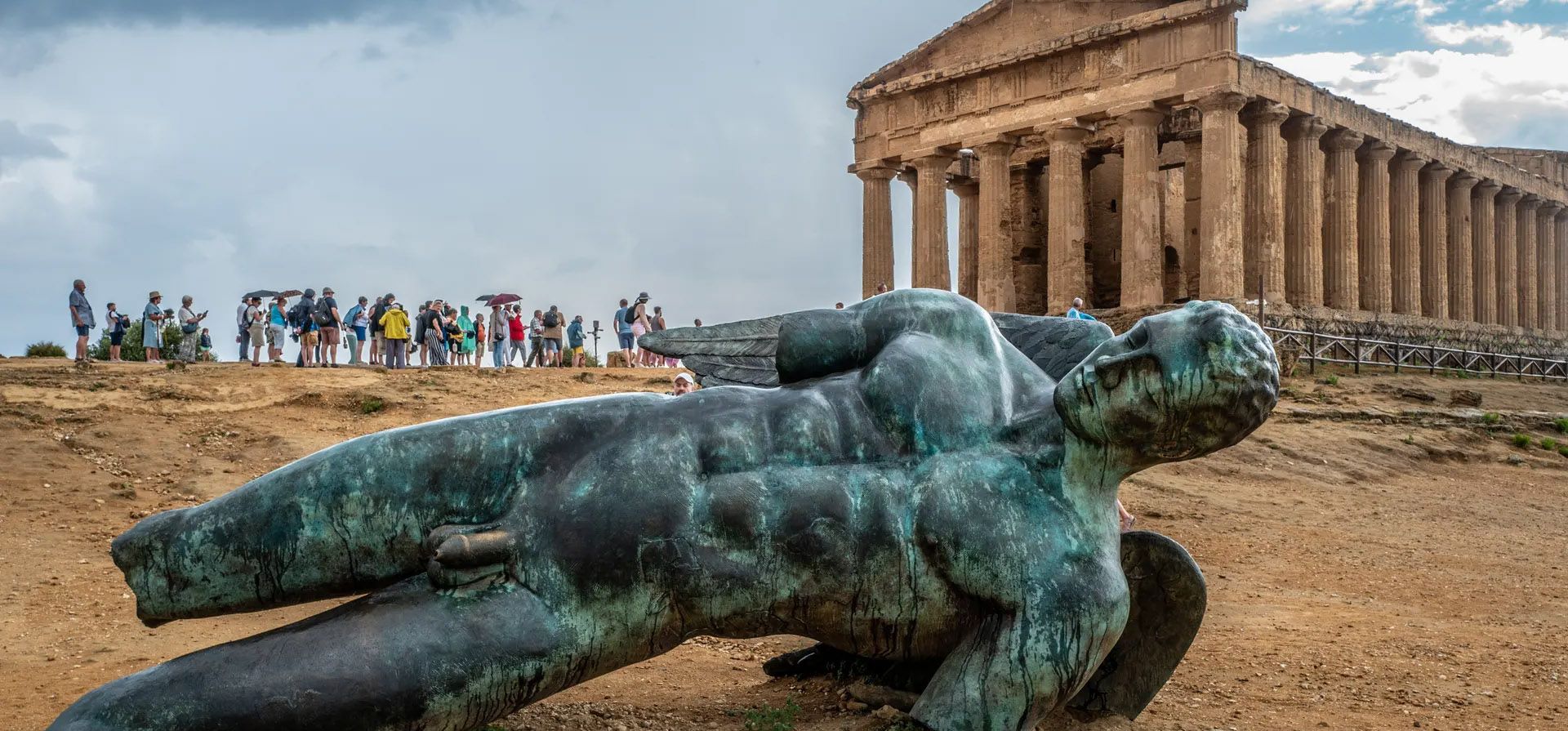 Agrigento, Italia. Ícaro caído, obra del artista Igor Mitoraj, se exhibe frente al Templo de la Concordia en el Valle de los Templos lleno de visitantes. Fotografía: Fabrizio Villa/Getty Images