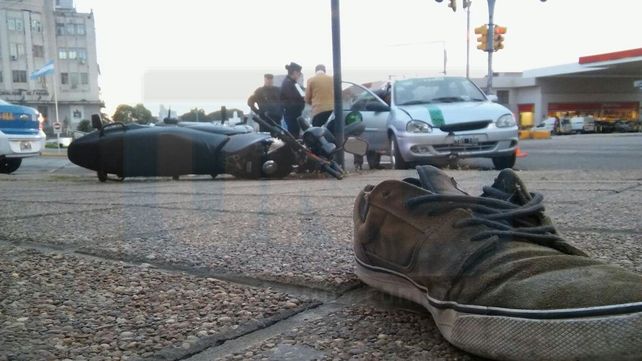 Un motociclista fue hospitalizado tras chocar contra un auto en Paraná