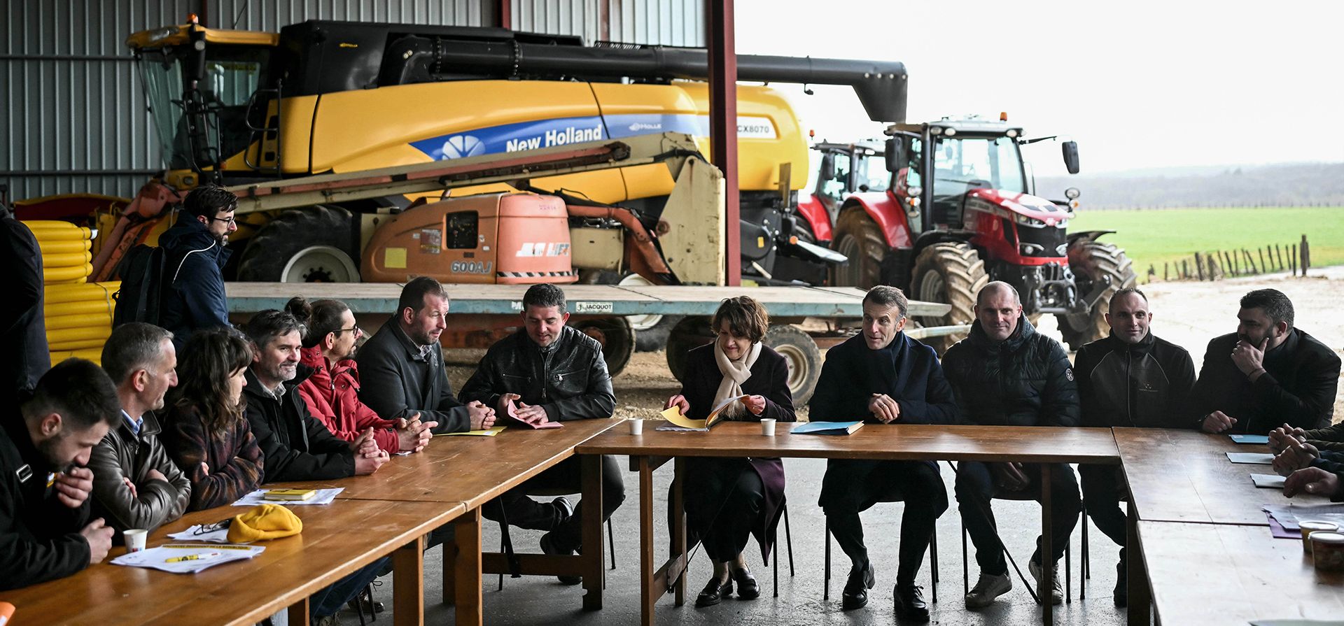 El presidente de Francia, Emmanuel Macron, preside una reunión con la ministra francesa de Agricultura y Soberanía Alimentaria, Annie Genevard (a su lado), y representantes de sindicatos agrícolas locales durante una visita a la granja de los hermanos Py, en Vallerois-le-Bois, este de Francia, el martes 3 de febrero de 2026. (Sebastien Bozon/Pool Photo vía AP) El presidente de Francia, Emmanuel Macron, preside una reunión con la ministra francesa de Agricultura y Soberanía Alimentaria, Annie Genevard (a su lado), y representantes de sindicatos agrícolas locales durante una visita a la granja de los hermanos Py, en Vallerois-le-Bois, este de Francia, el martes 3 de febrero de 2026. (Sebastien Bozon/Pool Photo vía AP)