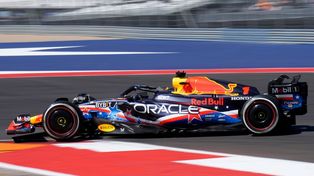 El Red Bull del campeón Max Verstappen luce la decoración diseñada por el rosarino Franco Cavallone. Hizo la pole pero se la quitaron.