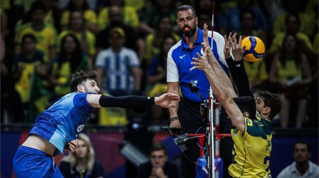 Argentina no pudo con Brasil y cayó en su segunda presentación en el torneo.