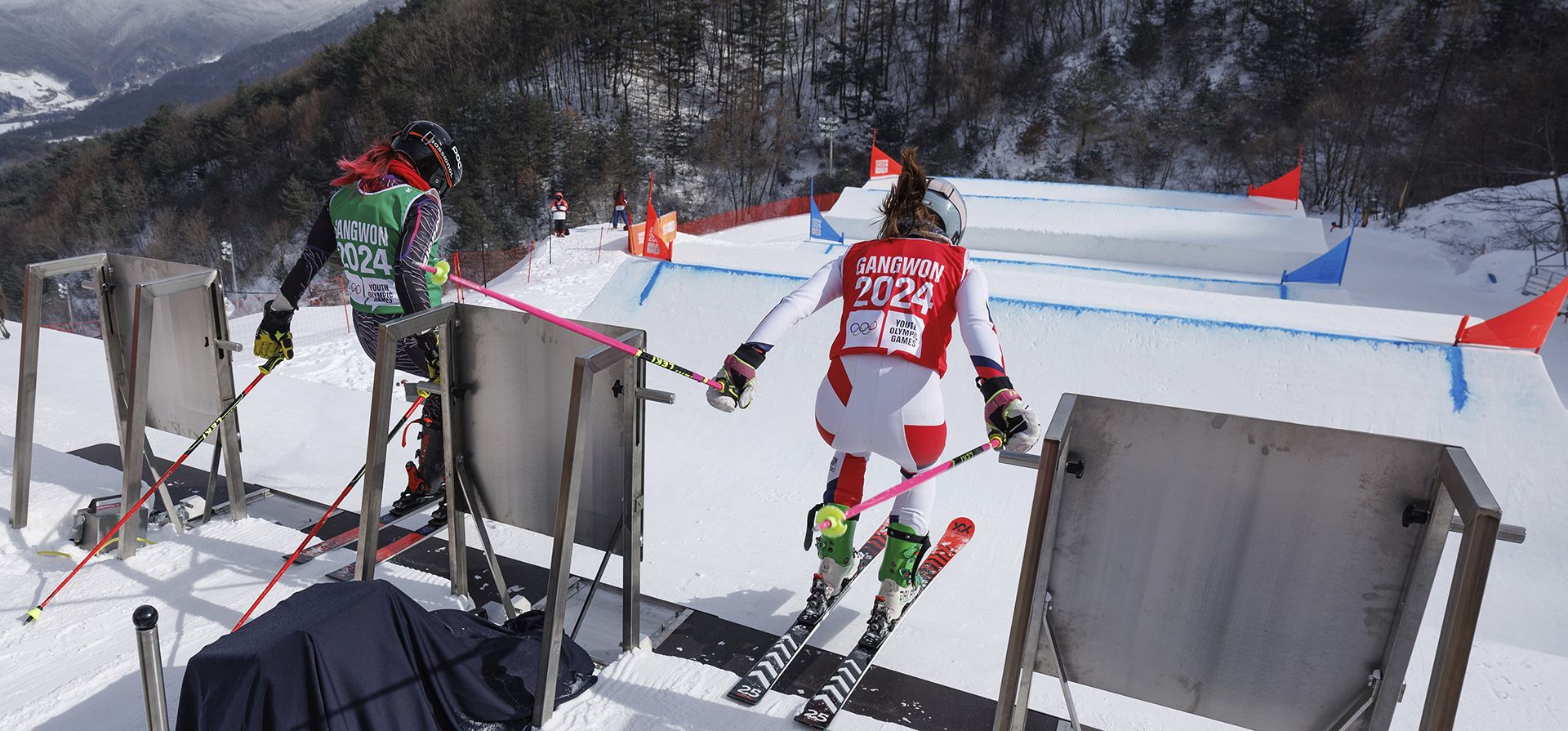 Aymara Viel de China y Axel Rose Green de Gran Bretaña compiten en la Serie 10, Panel 1 de las eliminatorias grupales de esquí cross masculino en esquí de estilo libre en la estación de esquí Welli Hilli Park durante los Juegos Olímpicos de la Juventud de Invierno en Dunnae. , Provincia de Gangwon, Corea del Sur, martes 23 de enero de 2024. (Simon Bruty/OIS vía AP) Aymara Viel de China y Axel Rose Green de Gran Bretaña compiten en la Serie 10, Panel 1 de las eliminatorias grupales de esquí cross masculino en esquí de estilo libre en la estación de esquí Welli Hilli Park durante los Juegos Olímpicos de la Juventud de Invierno en Dunnae. , Provincia de Gangwon, Corea del Sur, martes 23 de enero de 2024. (Simon Bruty/OIS vía AP)