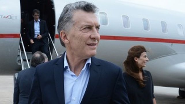 El presidente bajó del avión junto con la Primera Dama