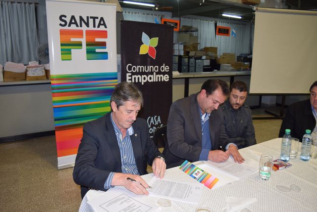 Rúbrica. El ministro Garibay y el jefe comuna Ballejos acordaron las obras.