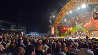 El Festival de Folclore se realiza en Cosquín, Córdoba, llegando a contar con la asistencia de más de 120.000 personas.