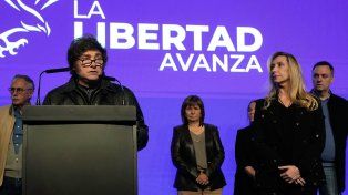 Milei fue al búnker de LLA y admitió: Hemos tenido una clara derrota