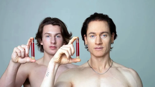 Bryan Johnson, el influencer de longevidad, se somete a particulares terapias para ganarle a la muerte, como recibir transfusiones de plasma de su hijo de 17 años