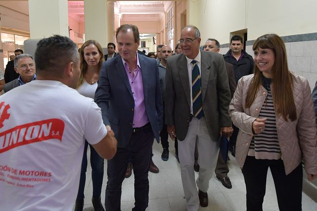 El gobernador recorrió los pasillos del nosocomio local y saludó a las personas que se encontraban en el lugar.